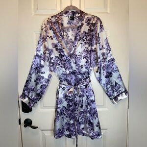Apt. 9 Satin Robe Sz XXL White with Purple/Lavender Flowers Lace Trim at Sleeve